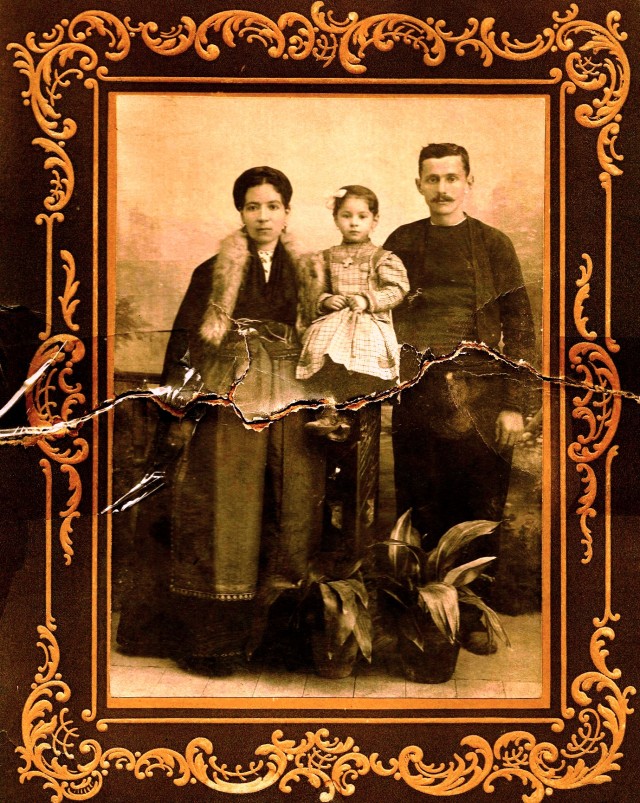 Παπάζης Ευάγγ. με τη σύζυγό του Μαρία και την πρωτότοκη κόρη τους Δήμητρα (μετέπειτα Αδαμίδου)