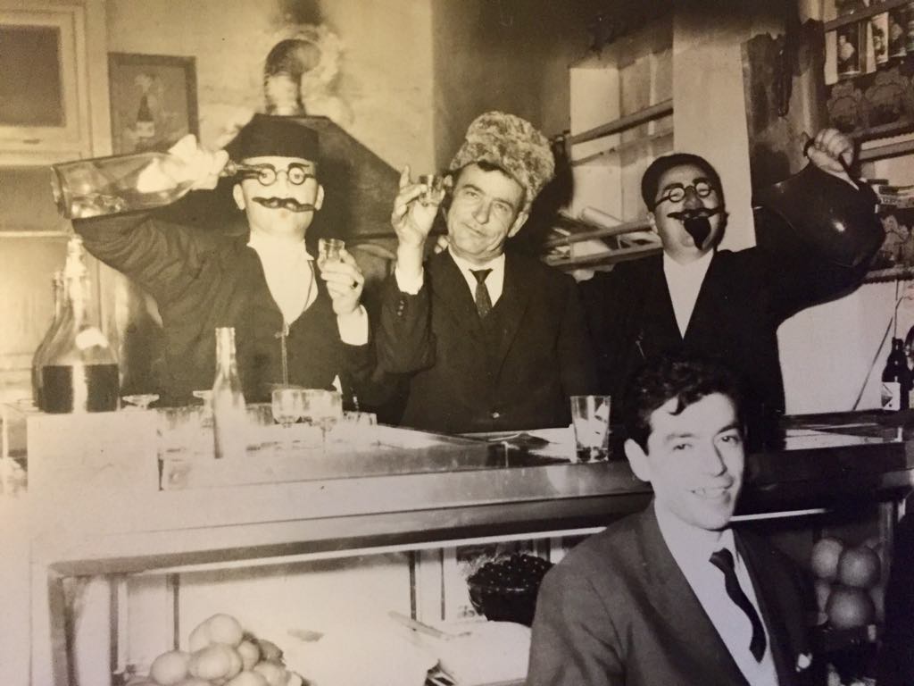 Aράπκες δεξιά εγώ όρθιος. Καθιστός ο Σεραφείμ Κουκουζέλης ο μοναχογιός. 1970. Καφενείο Ζαχαρέγκα.
